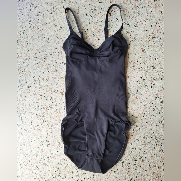 Skims Seamless Sculpt Brief Bodysuit‎ - Picture 3 of 9